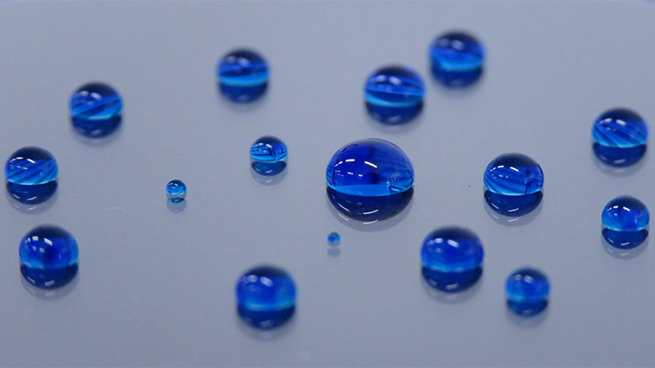 フッ素フリー撥水コーティング（開発品）を成膜した基板の上ではじく水滴